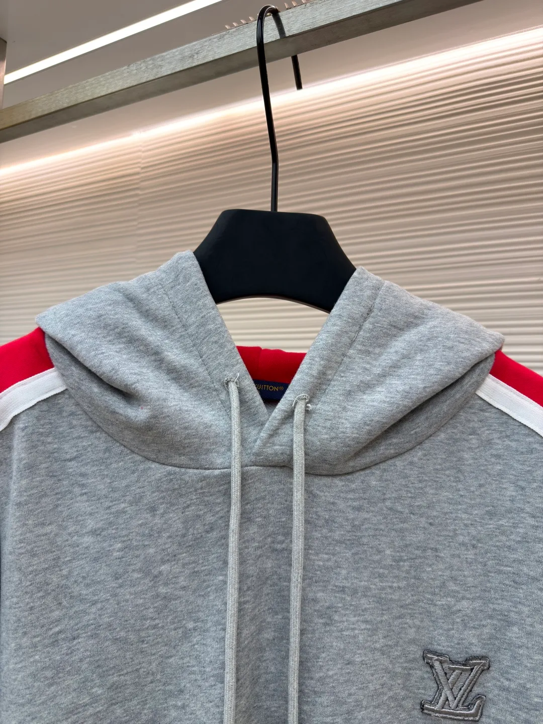 LOUIS VUITTON SKI ski series color-blocked hooded sweatshirt ●Original version: purchased and developed by 14180 ●Item number: 1681688-A95 ●Fabric: cotton fabric ●Technology: embroidery production ●Color: red, white and gray ●Version: fitted version ●Weight: about 725 grams ●Size: S-M-L-XL ●Description: This hooded sweatshirt is made of high-density cotton blend fabric and has been pre-shrunk to ensure it is not easily deformed after wearing. The main body of the shirt is gray, and the sleeves are spliced ​​with red and white webbing to create a sharp contrast. The LV logo on the chest adopts three-dimensional embroidery technology, with fine stitching and strong three-dimensional effect. The letter patterns on the sleeves also use embroidery technology, with smooth lines and rich layering. The hooded design is equipped with a drawstring with metal decoration at the end, which is both beautiful and practical. There are kangaroo pockets on both sides of the body for easy placement of small items. The cuffs and hem are ribbed to increase wearing comfort while effectively preventing wind. The overall cut is loose and suitable for a variety of body types. All sutures are made of high-strength polyester threads, which have been tested many times to ensure that they will not open during long-term wear. The overall wiring is straight and delicate, the fabric is comfortable and soft, and the color is consistent without color difference. It can be matched with the same style to create a fashionable look and control various occasions. Customized accessories, complete with three standards, same style for men and women!